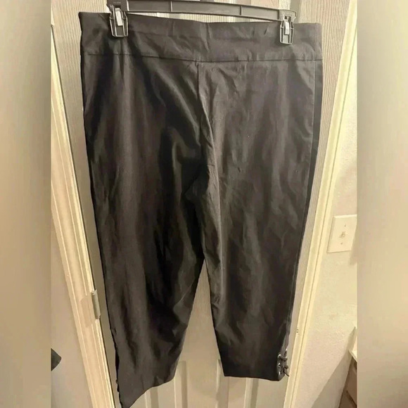 Alex & Olivia pull on stretchy capris with cross cross design at bottom Size 16 - Picture 5 of 7
